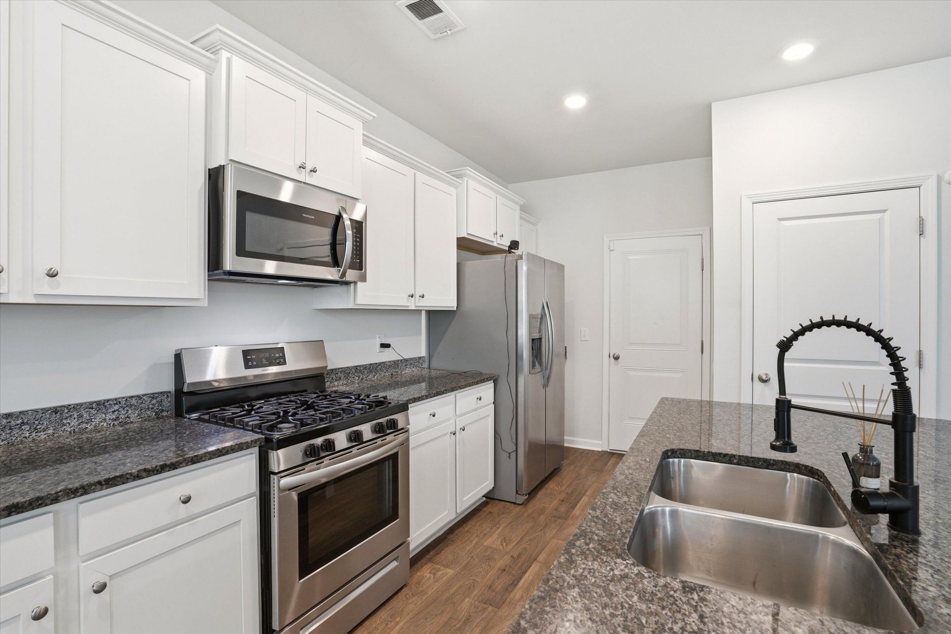 9773 Roseberry Street Photo 11