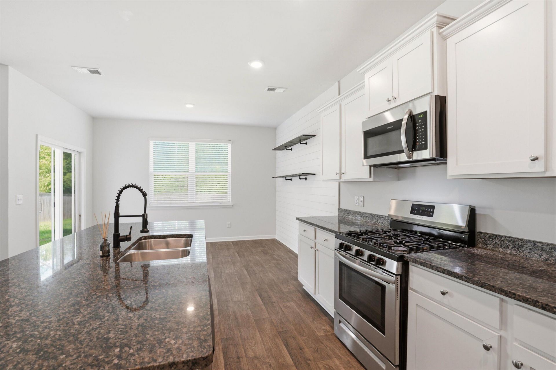 9773 Roseberry Street Photo 12