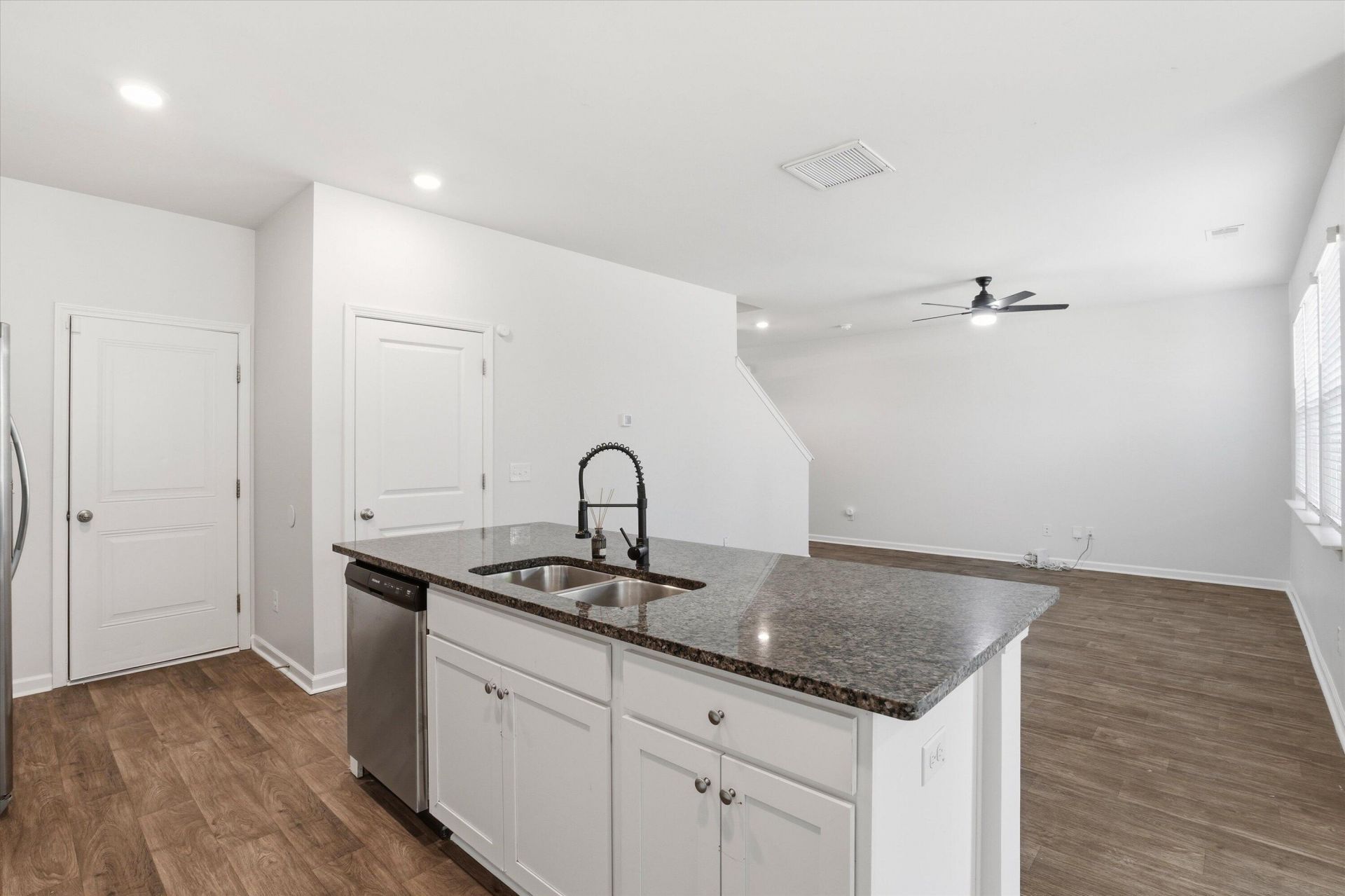 9773 Roseberry Street Photo 13