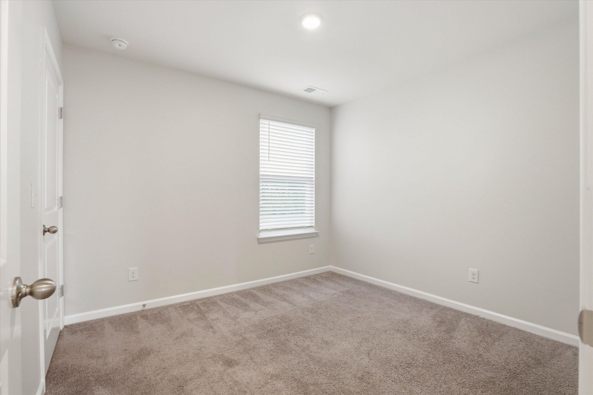 9773 Roseberry Street Photo 17