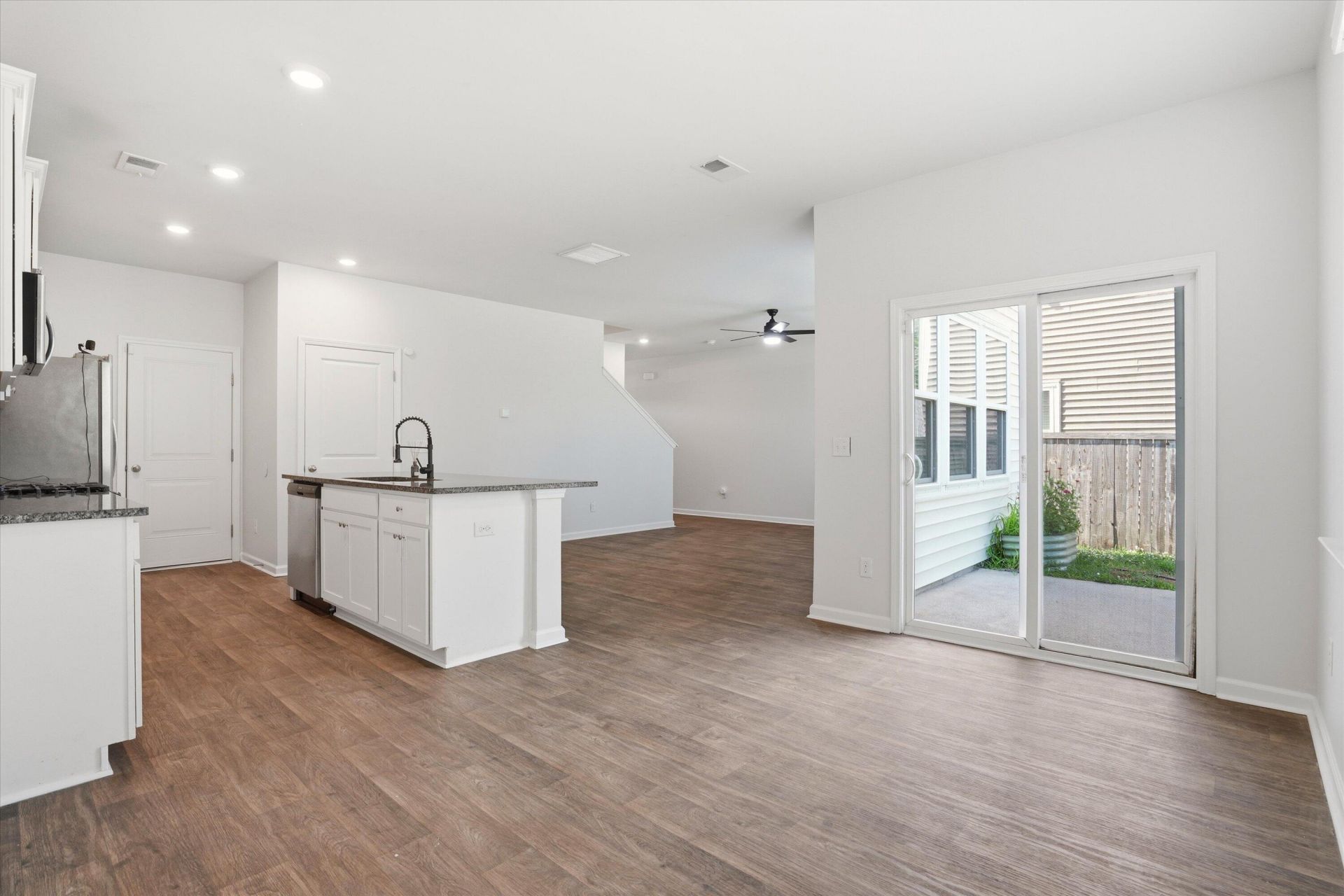 9773 Roseberry Street Photo 8