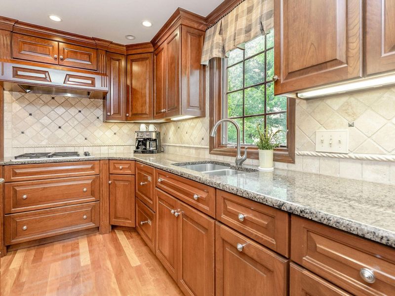 2405 Sandover Road, Columbus, OH 43220 Photo 18