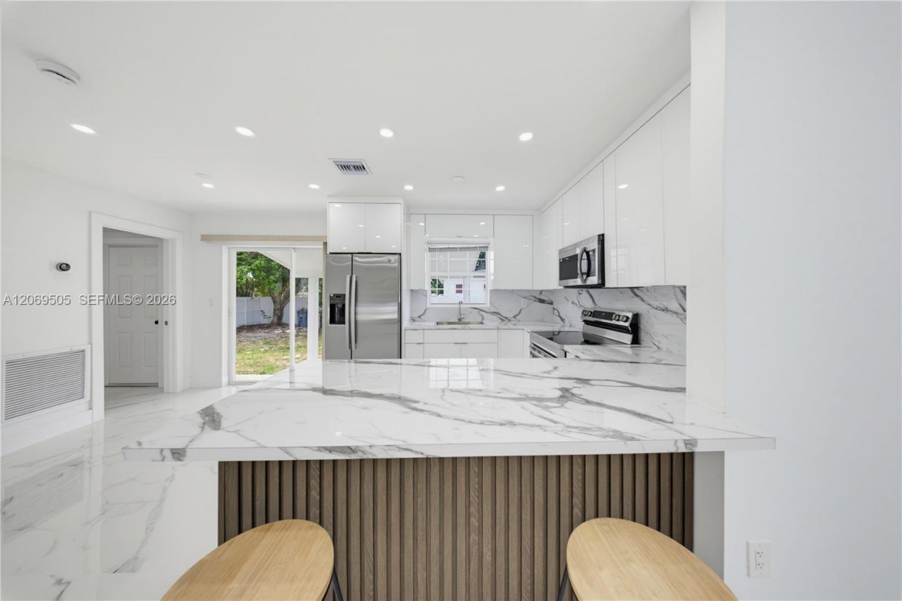 2200 NW 110th St, Miami, FL 33167 Photo