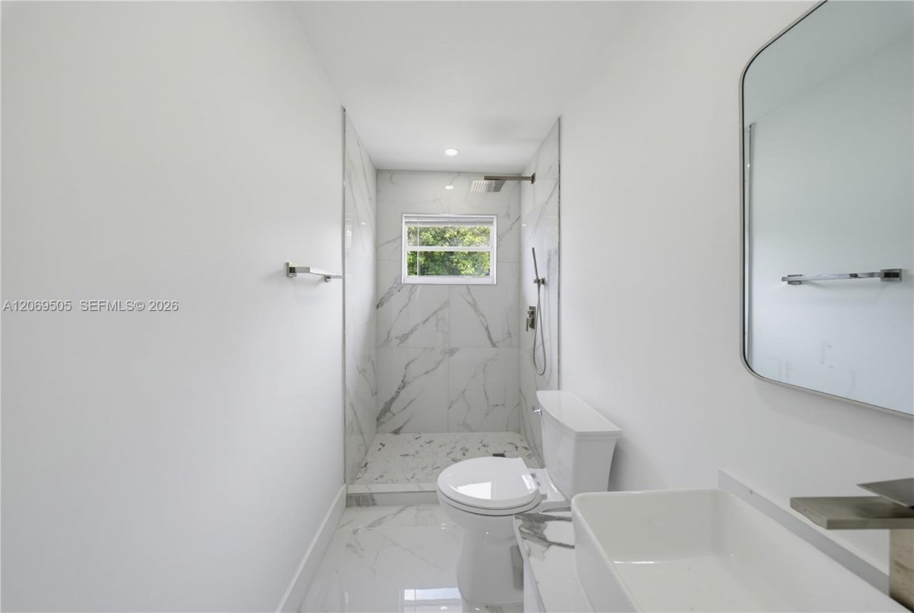 2200 NW 110th St, Miami, FL 33167 Photo