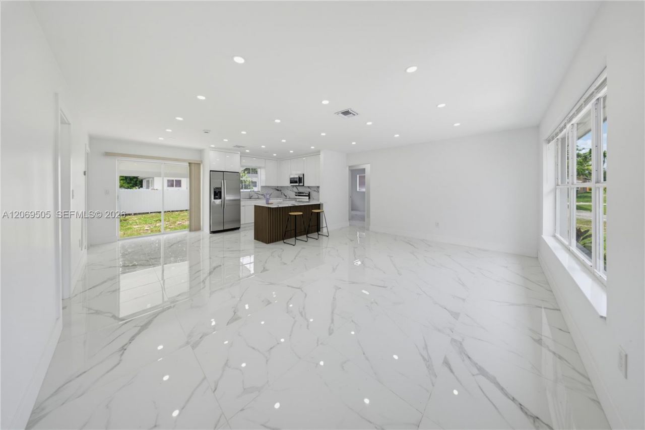 2200 NW 110th St, Miami, FL 33167 Photo