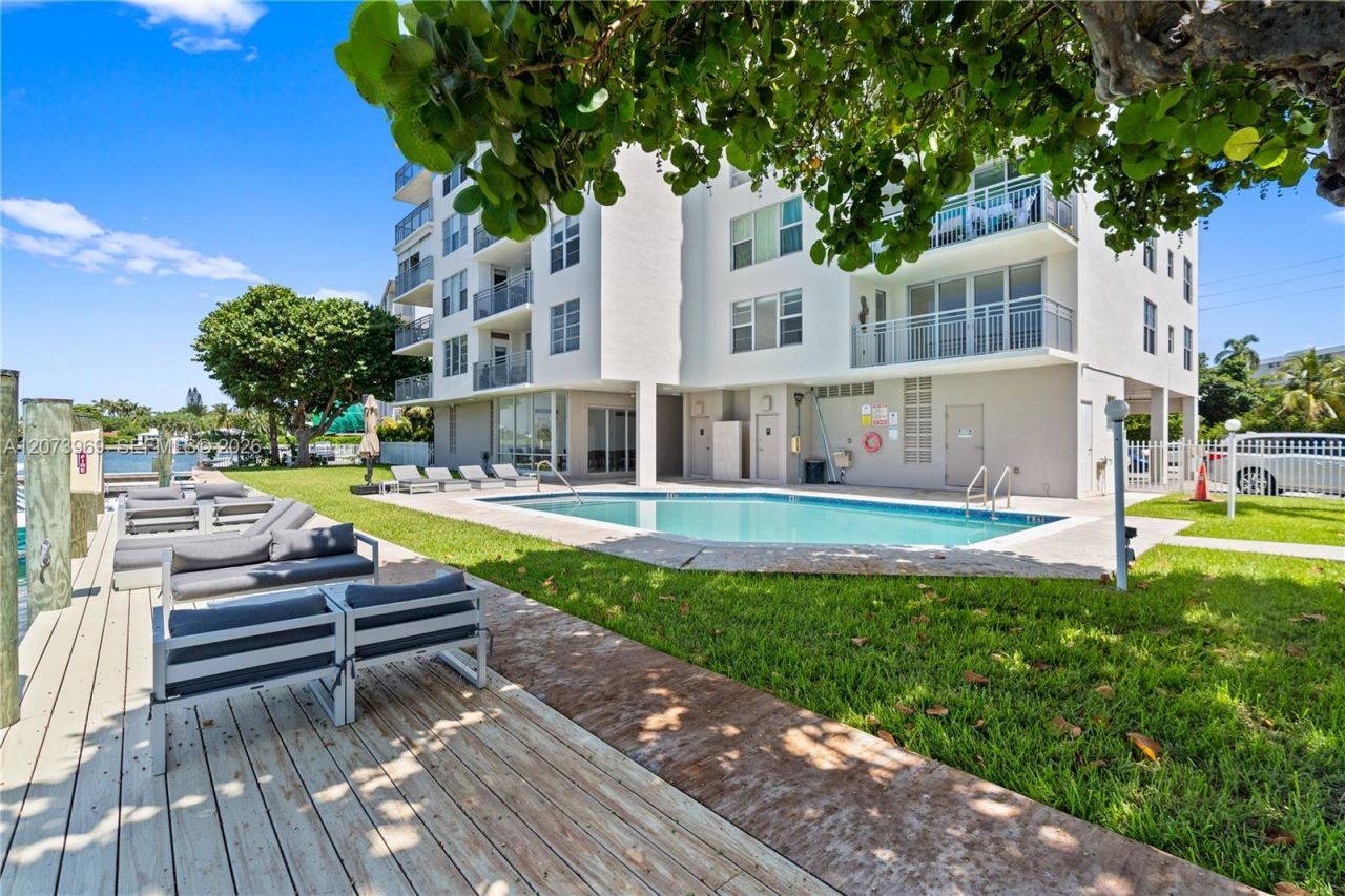 9250 W Bay Harbor Dr , Unit 2A, Bay Harbor Islands, FL 33154 Photo