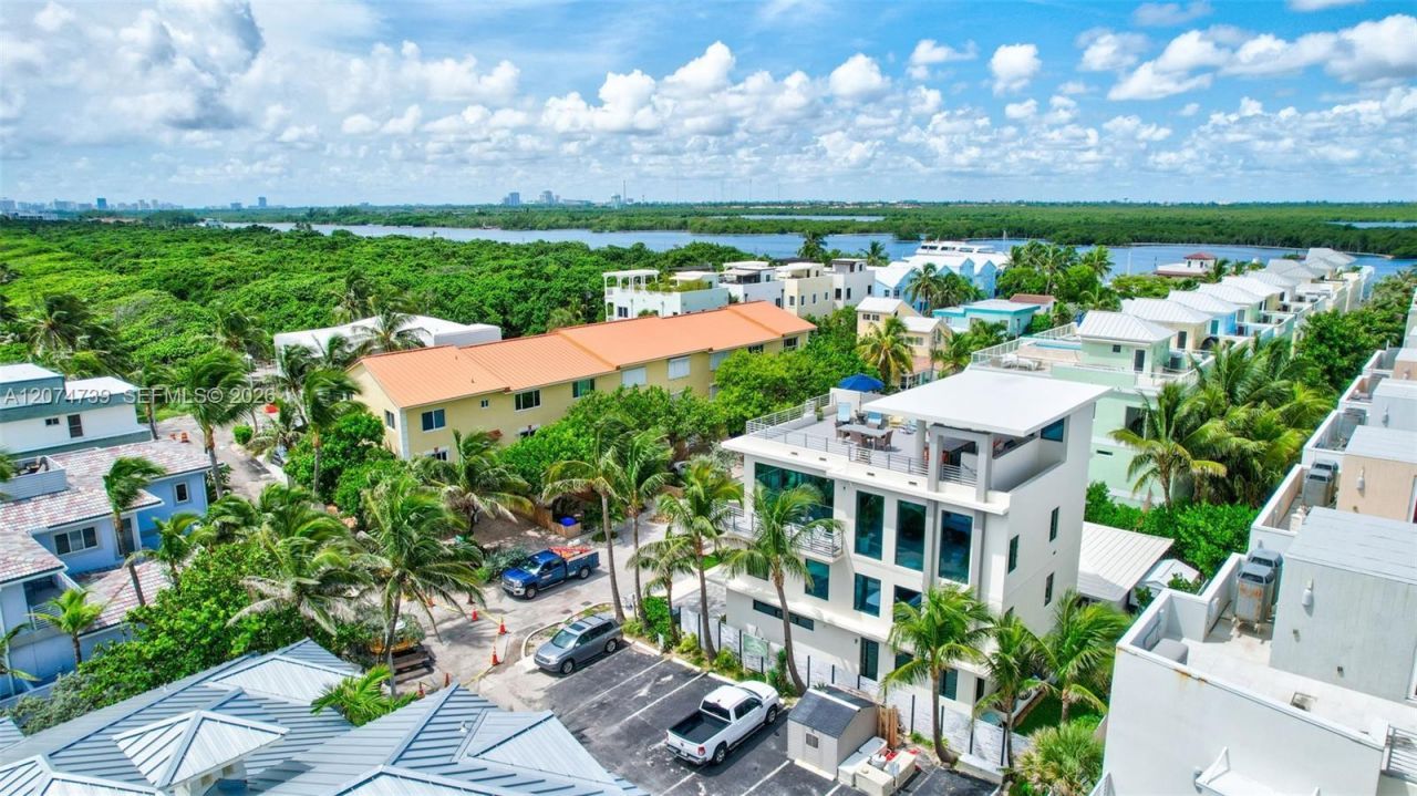 305 Oak St , Hollywood, FL 33019 Photo