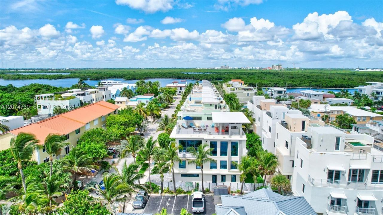 305 Oak St , Hollywood, FL 33019 Photo