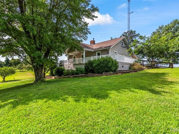 25159 E County Line Road, Waggoner, IL 62572
