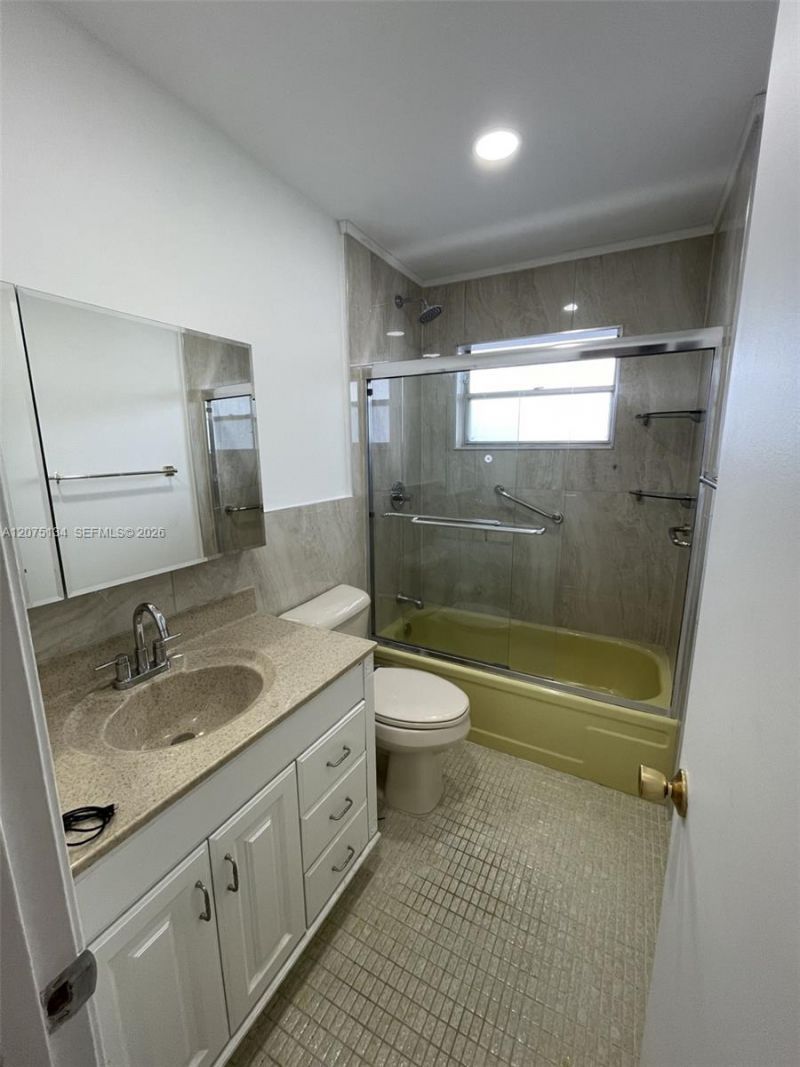 1000 NE 14th Ave , Unit 211, Hallandale Beach, FL 33009 Photo