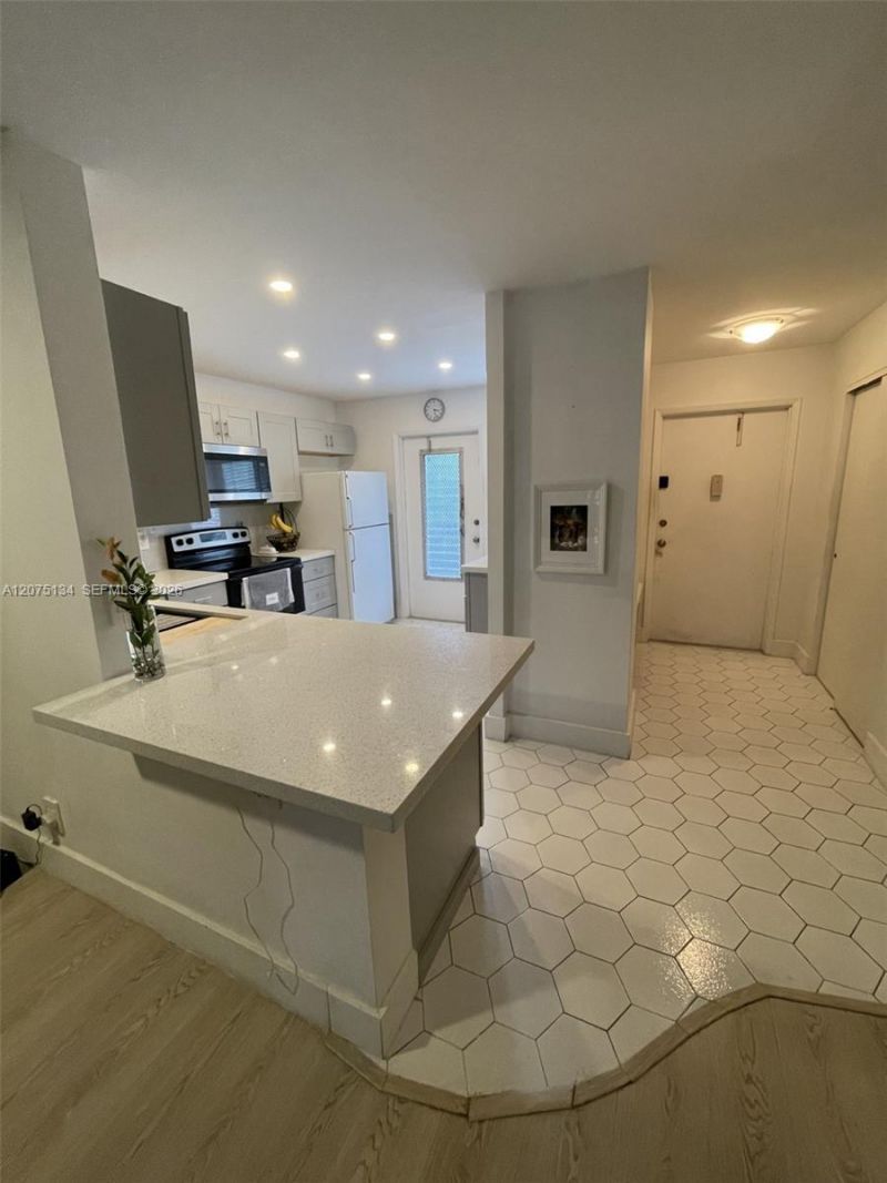 1000 NE 14th Ave , Unit 211, Hallandale Beach, FL 33009 Photo