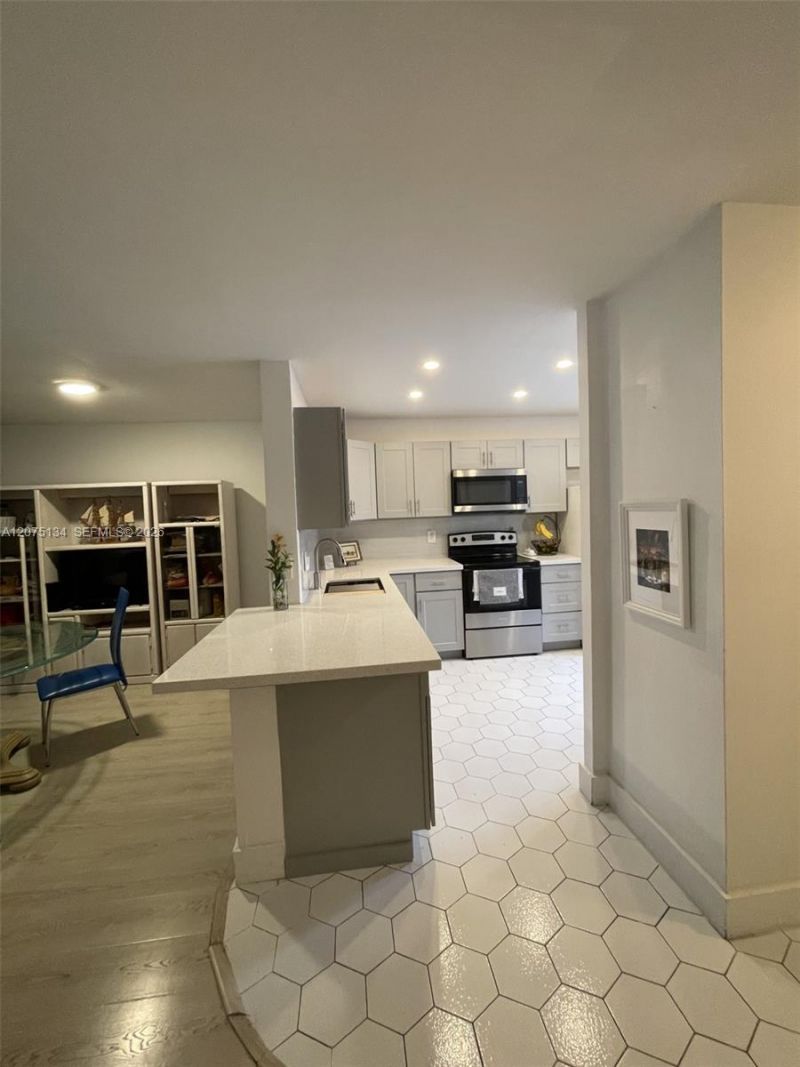1000 NE 14th Ave , Unit 211, Hallandale Beach, FL 33009 Photo