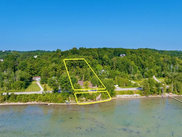 4800 West Bay Shore Drive S, Suttons Bay, MI 49682