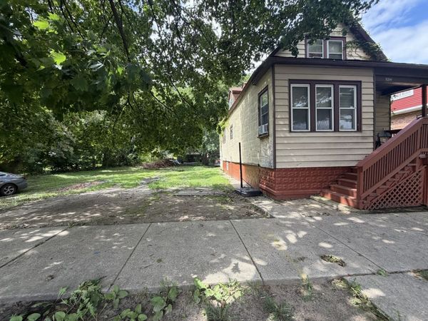 8218 S MANISTEE Avenue, Chicago, IL 60617