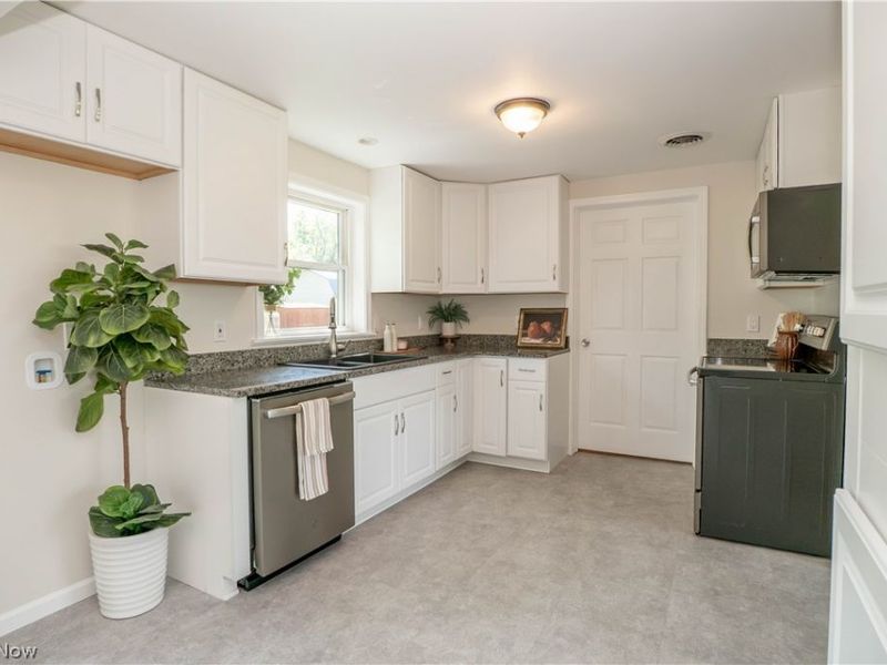 592 Frost Road, Streetsboro, OH 44241 Photo 8