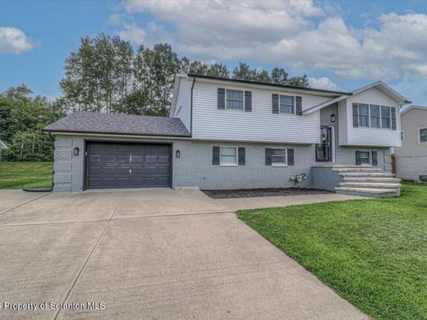 132 Northpoint Drive , Olyphant, PA 18447