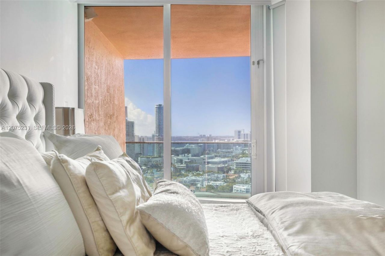 300 Pointe Dr , Unit 2806, Miami Beach, FL 33139 Photo