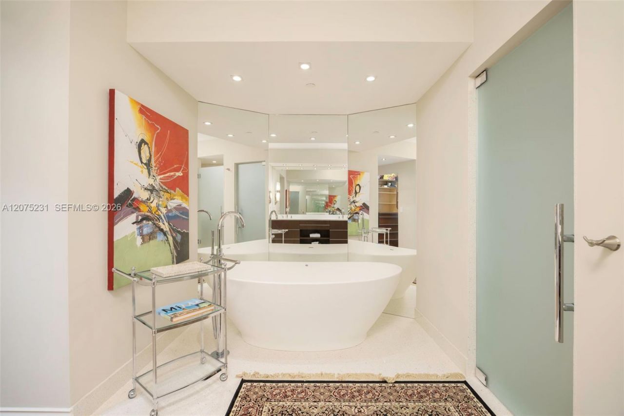 300 Pointe Dr , Unit 2806, Miami Beach, FL 33139 Photo