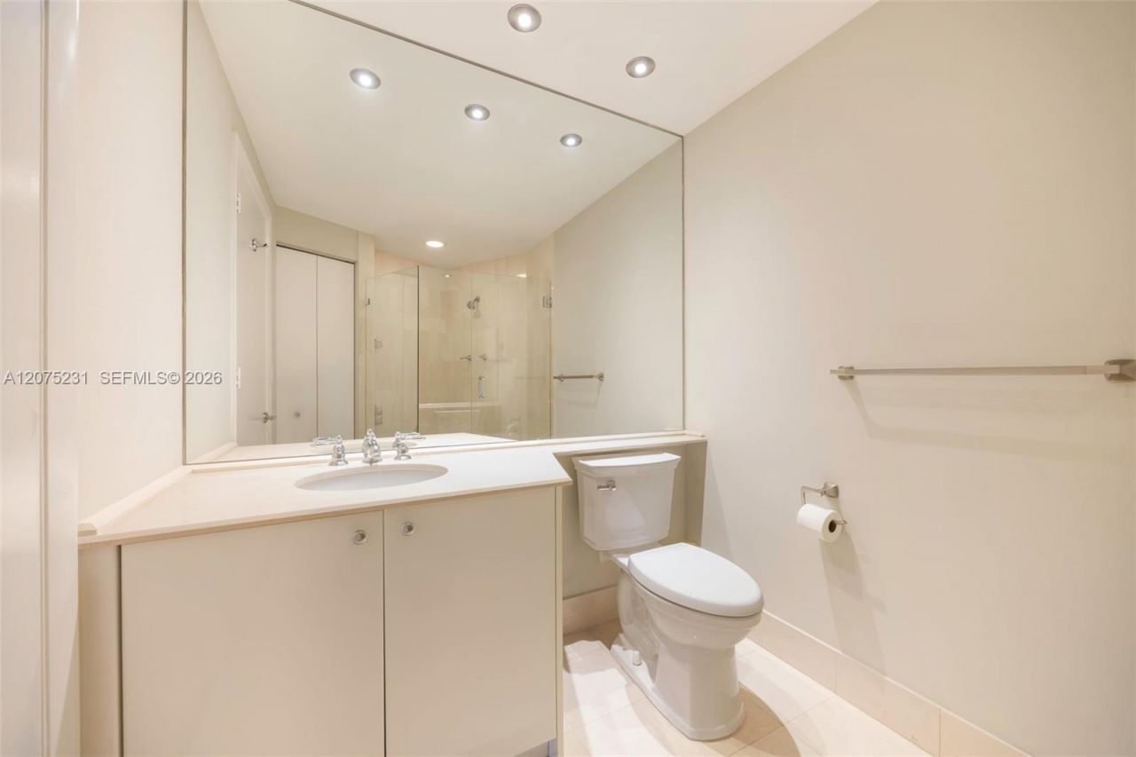 300 Pointe Dr , Unit 2806, Miami Beach, FL 33139 Photo