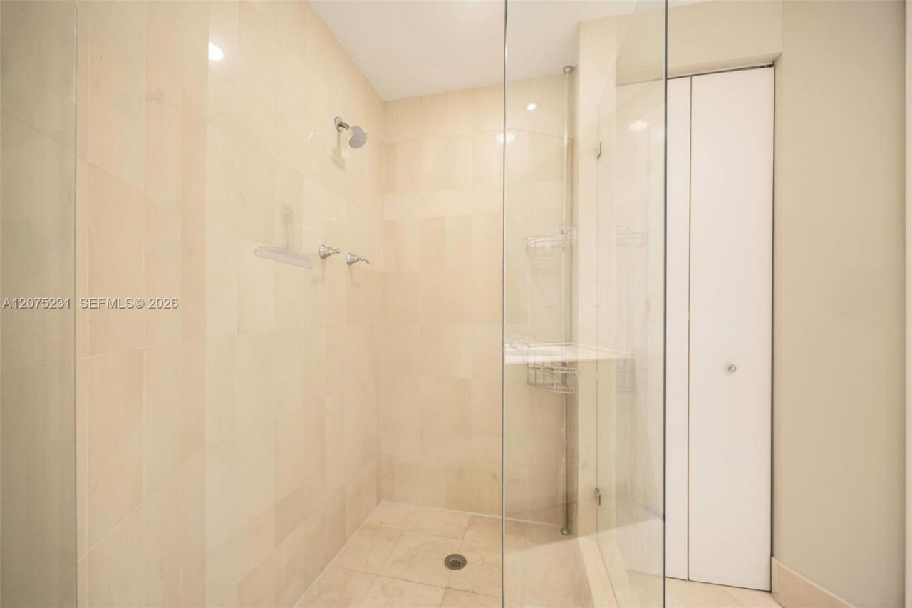 300 Pointe Dr , Unit 2806, Miami Beach, FL 33139 Photo