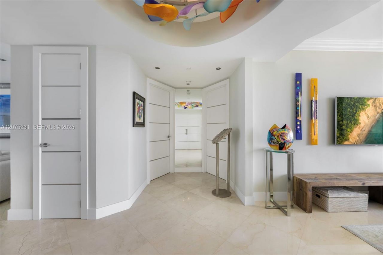 300 Pointe Dr , Unit 2806, Miami Beach, FL 33139 Photo