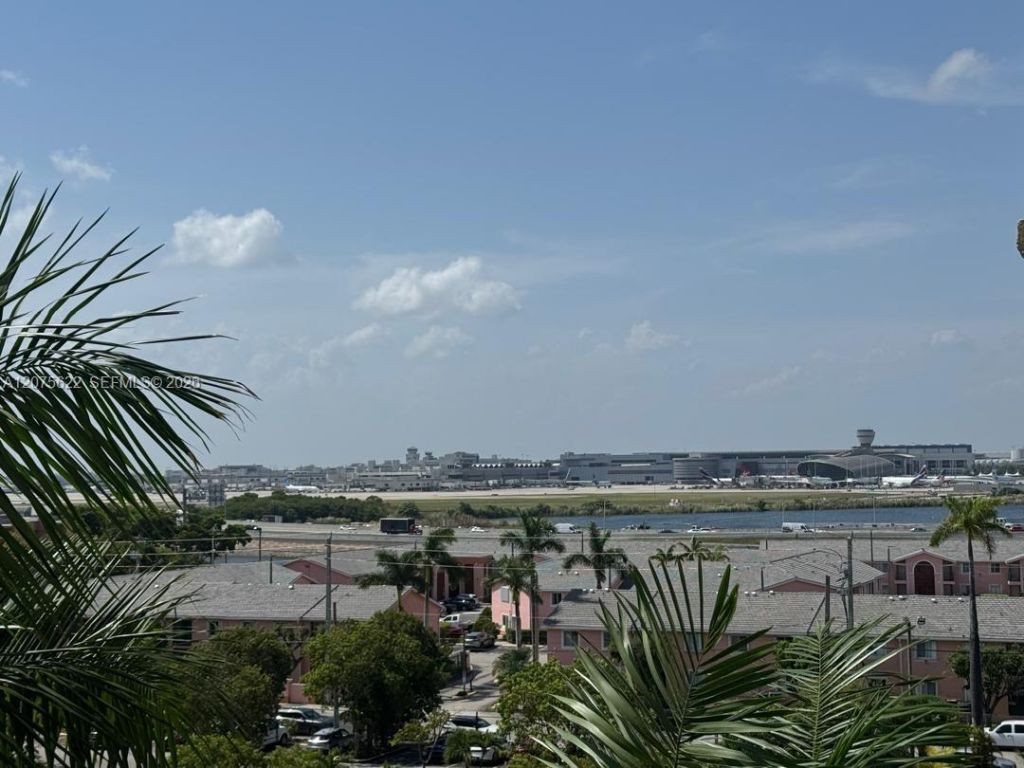 4550 NW 9th St , Unit 709E, Miami, FL 33126 Photo