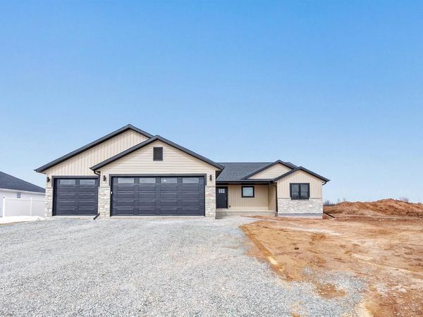 W5747 ROUNDSTONE PLACE, Menasha, WI 54952