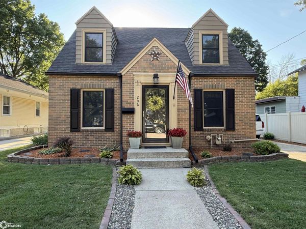 206 S Rhode Island Ave, Mason City, IA 50401