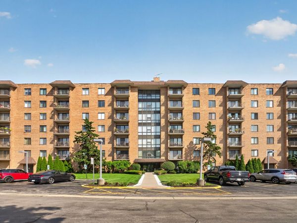1727 W CRYSTAL Lane , Unit 611, Mount Prospect, IL 60056