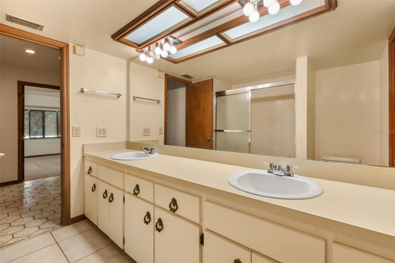 3889 N Lake Orlando Parkway, Orlando, FL 32808 Photo
