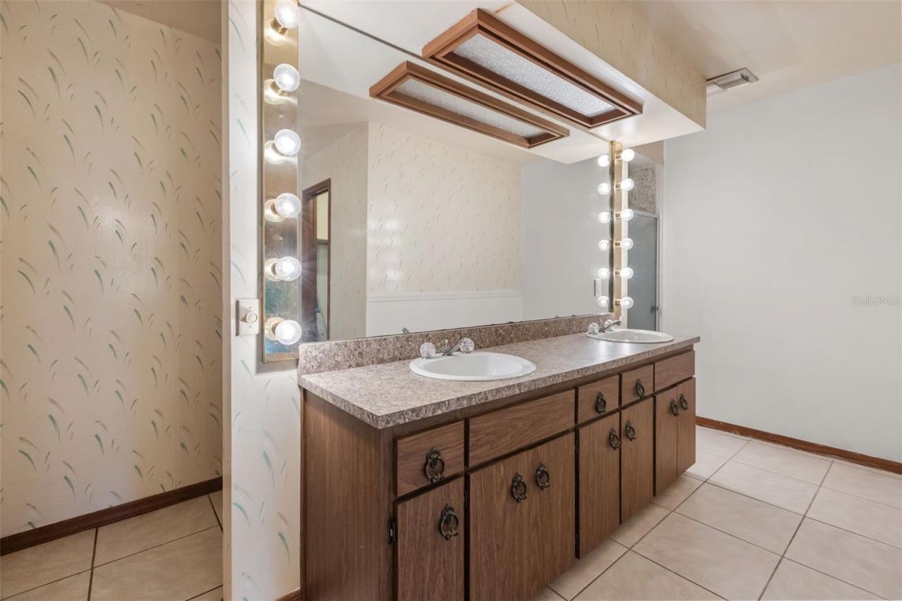 3889 N Lake Orlando Parkway, Orlando, FL 32808 Photo