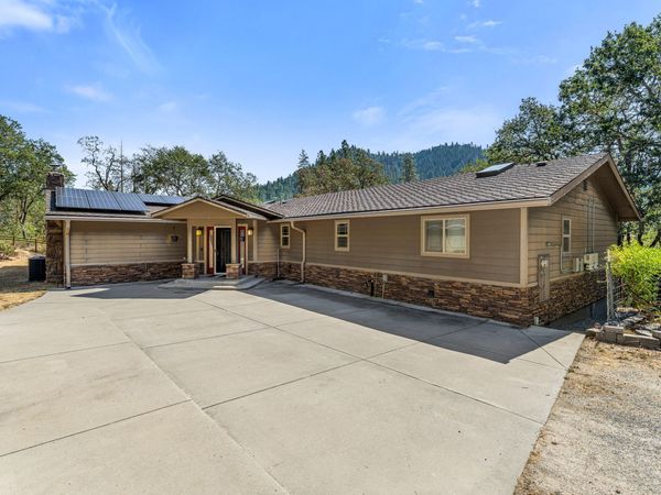 12330 E Evans Creek Road, Rogue River, OR 97537
