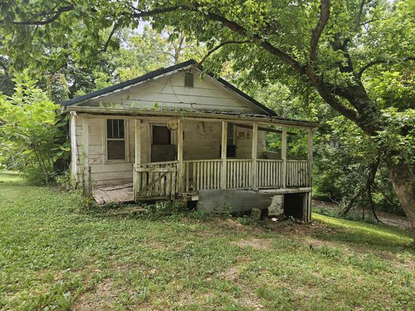 17882 3rd Street , Eminence, MO 65466