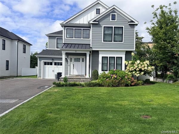 5 Madison Place , Roslyn Heights, NY 11577