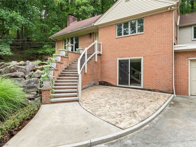 2675 W Ridgewood Drive, Parma, OH 44134 Photo 3