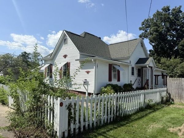 806 E Mckinley Street , Marion, IL 62959
