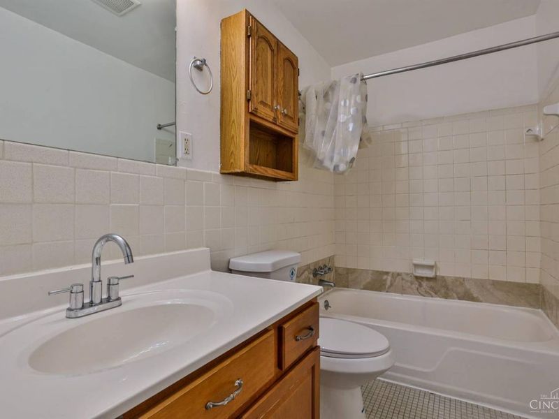 1556 Meredith Drive, Unit 1, Springfield Township, OH 45231 Photo 10