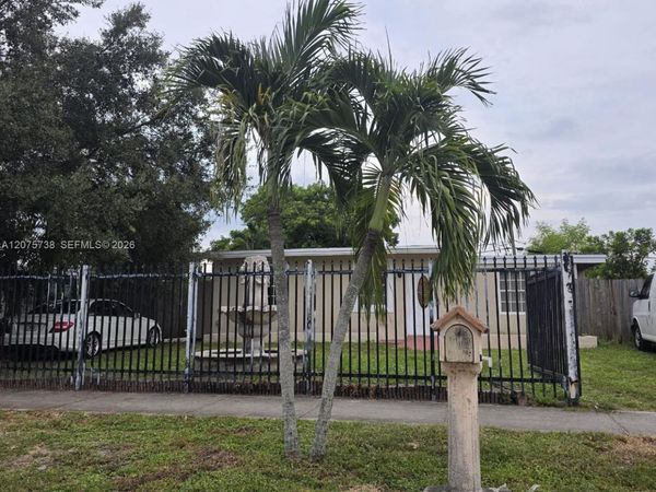 4570 SW 39th St , West Park, FL 33023