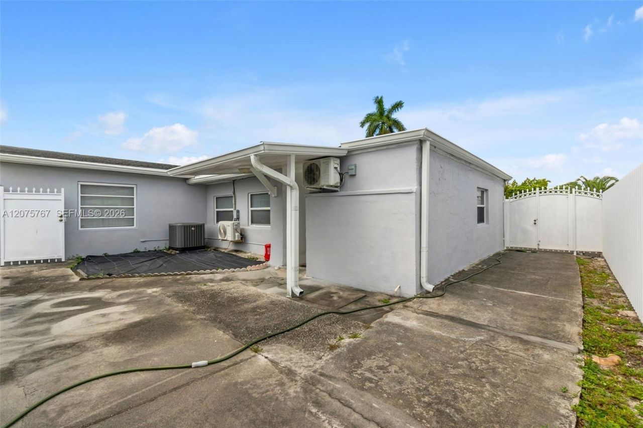 6049 W 14th Ct, Hialeah, FL 33012 Photo