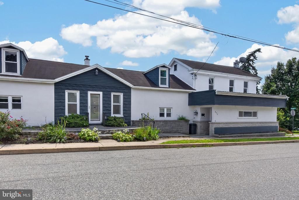676 W MARKET STREET , MARIETTA, PA 17547