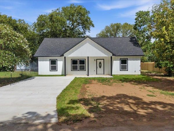 304 Lee ST, Smithville, TX 78957
