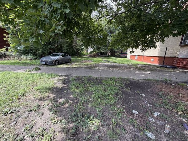 8222 S MANISTEE Avenue, Chicago, IL 60617