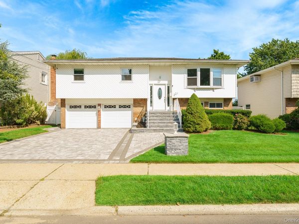 221 Roosevelt Avenue , Massapequa Park, NY 11762