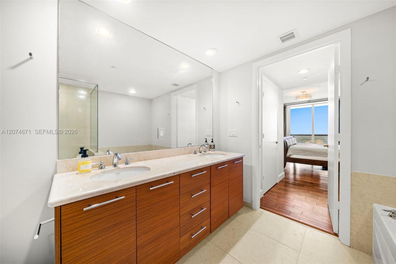 50 Biscayne Blvd, Unit 4402, Miami, FL 33132 Photo