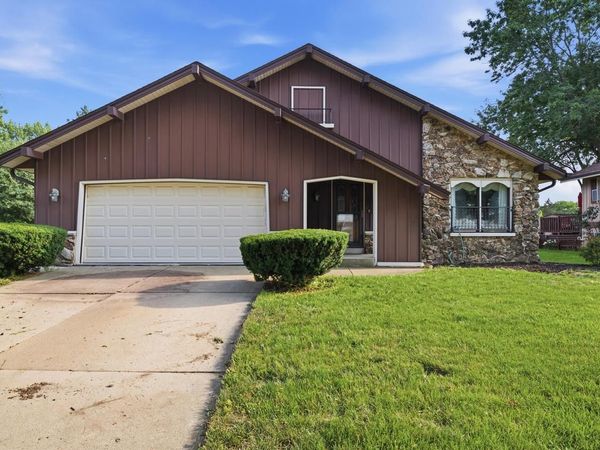 325 E Parkway Estates DRIVE, Oak Creek, WI 53154