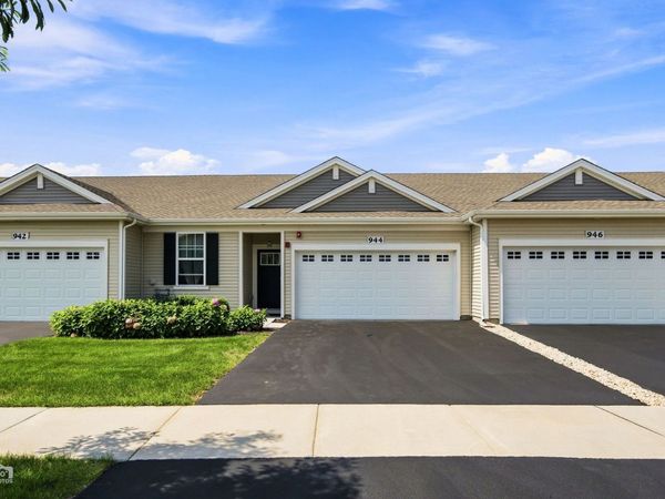 944 Darwin Street , North Aurora, IL 60542