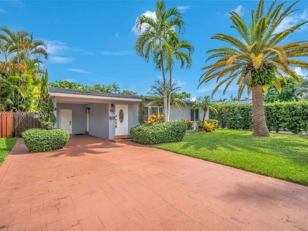 907 NE 5th St , Hallandale Beach, FL 33009