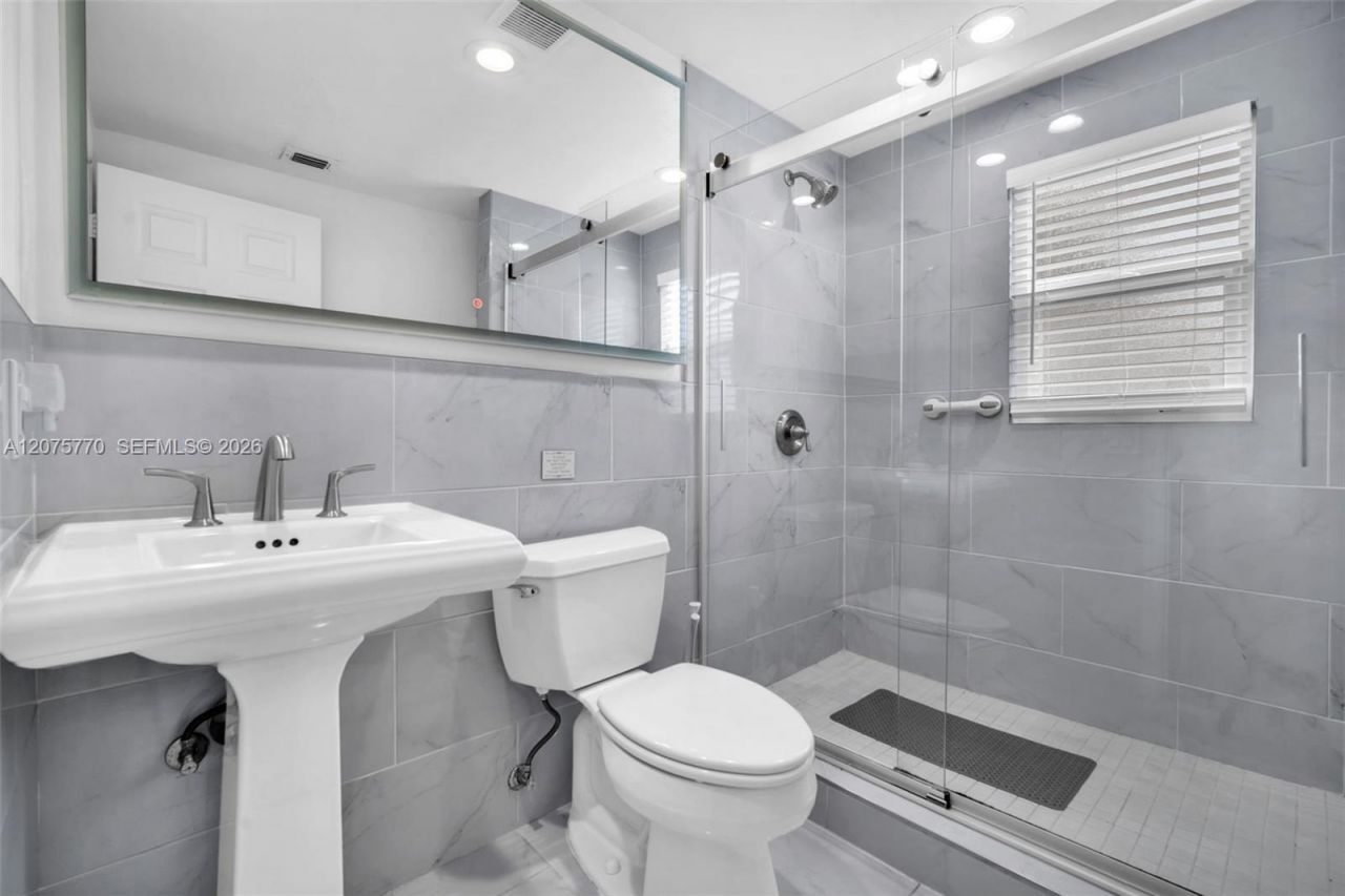907 NE 5th St , Hallandale Beach, FL 33009 Photo