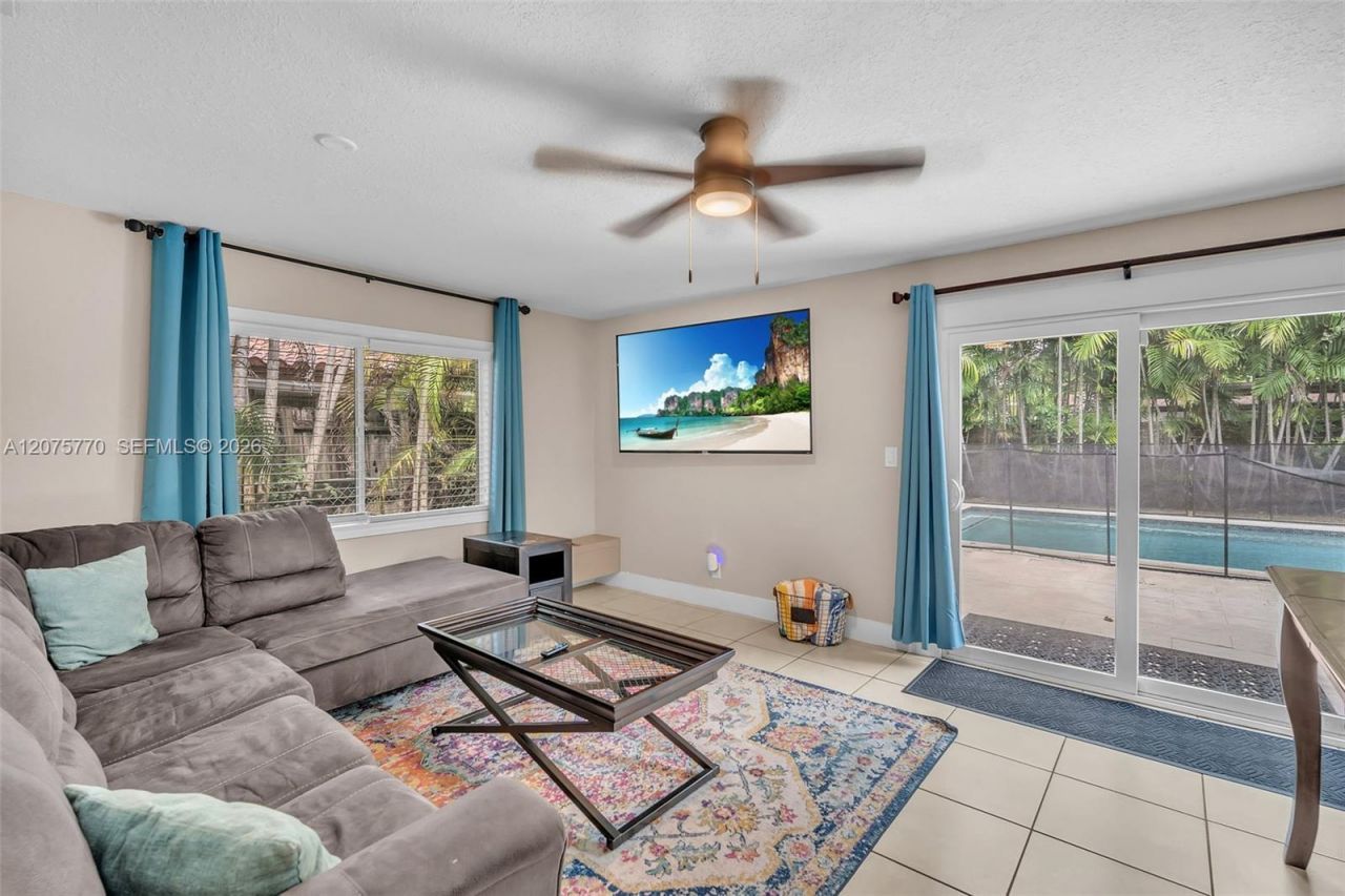 907 NE 5th St , Hallandale Beach, FL 33009 Photo