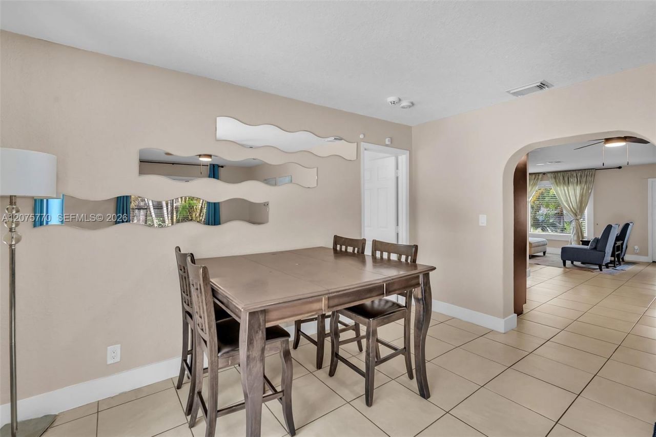 907 NE 5th St , Hallandale Beach, FL 33009 Photo